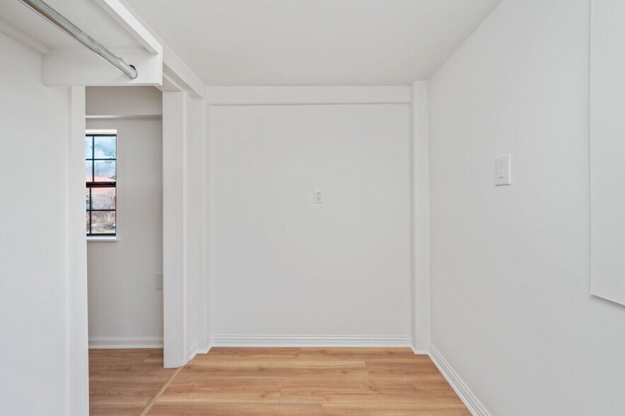 Building Photo - 1002 High Grove Ct