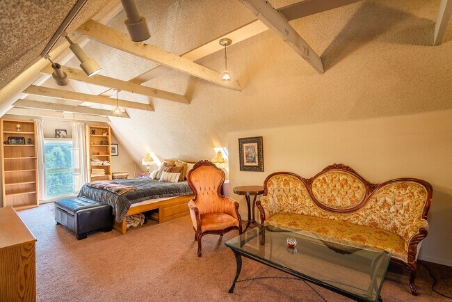 Building Photo - 205 Logan St