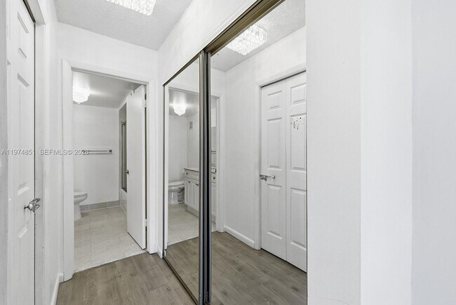 Building Photo - 140 Lakeview Dr