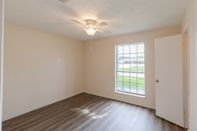 Building Photo - 11776 S Kirkwood Rd