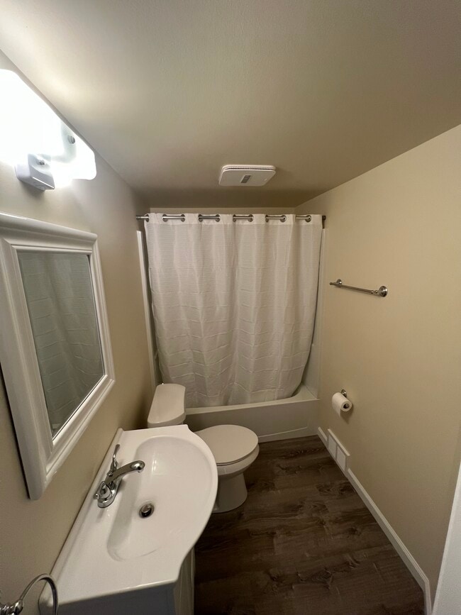 Building Photo - 915 W 3rd St