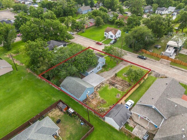 Building Photo - 1313 Elm St