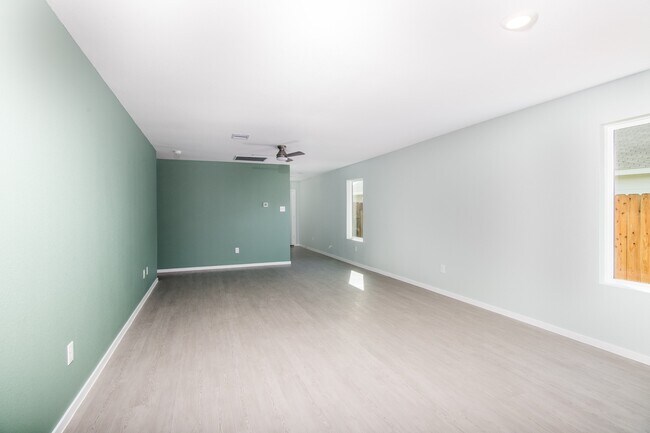 Building Photo - 14825 N Ascot Bnd Cir