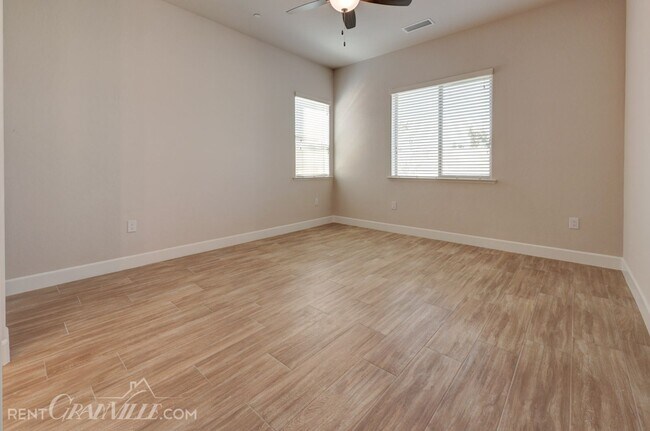 Building Photo - 7174 W Ashcroft Ave
