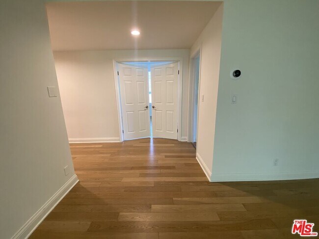 Building Photo - 125 S Elm Dr