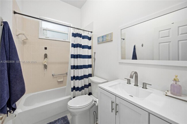 Building Photo - 2615 SE 5th Ct