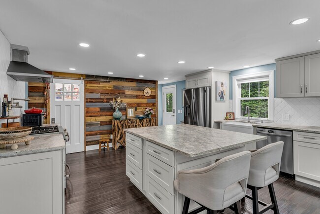 Building Photo - 32 Twin Bridge Rd