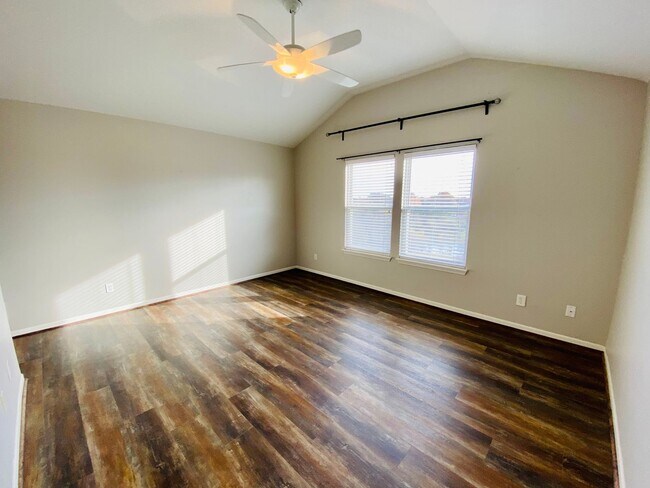 Building Photo - {12337} Spacious Stone Creek Village Townhouse + All Appliances Included + Lawn Care Included + 1...