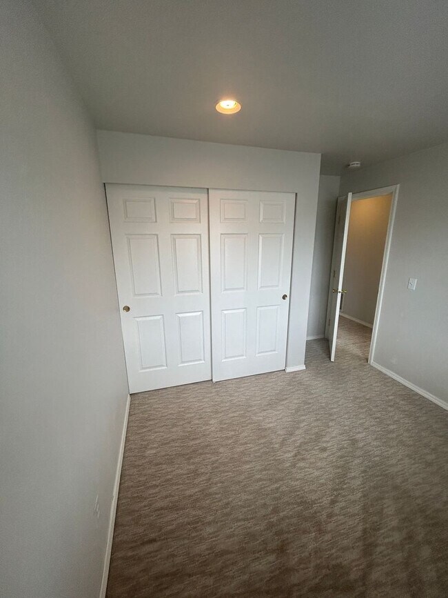Building Photo - 3 Bed, 2.5 bath Kent house w/2-car garage ...
