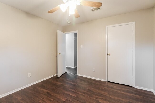 Building Photo - 2703 Wood River Rd