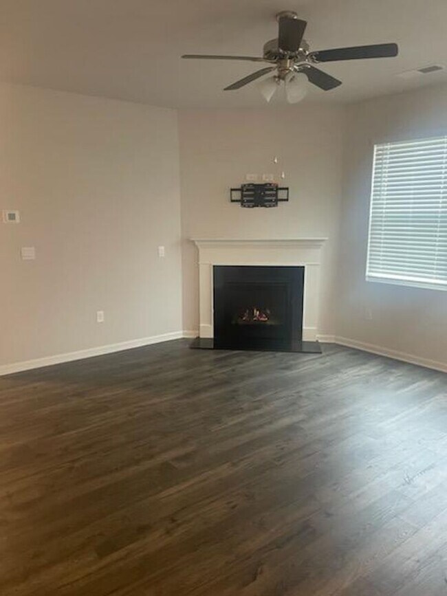 Building Photo - LIKE NEW HOME-NEIGHBORHOOD POOL, PICKLEBALL, CABANA,WALKING TRAILS
