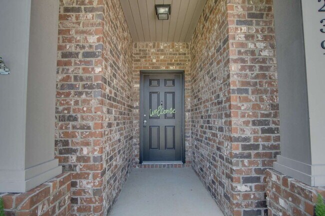 Building Photo - Ashley Plantation Living — 3BR Home with Granite Countertops, Large Kitchen Island, Trey Ceilings...