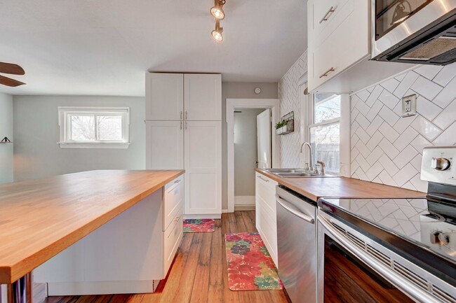 Building Photo - $2,200 - 2 Bed, 1 Bath Home in Englewood w...