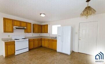 Building Photo - AFFORDABLE 2 Bedroom 1 bath duplex in Grap...