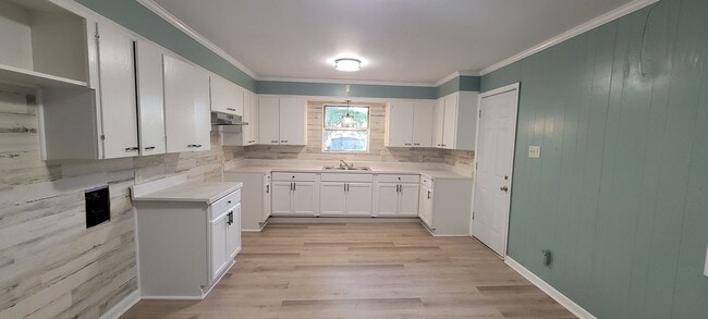 Primary Photo - Gorgeous 2 bedroom/1 bath with huge kitche...