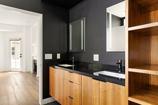 Building Photo - Stylish End-Unit Townhome in Prime Santa Monica | Private Rooftop Deck & Bonus Room