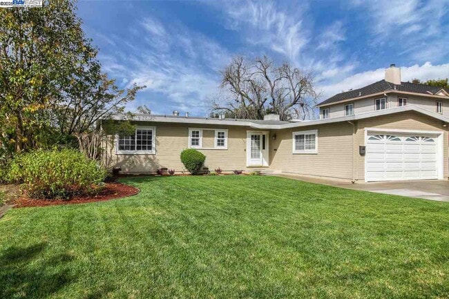 Building Photo - 623 Pineview Dr