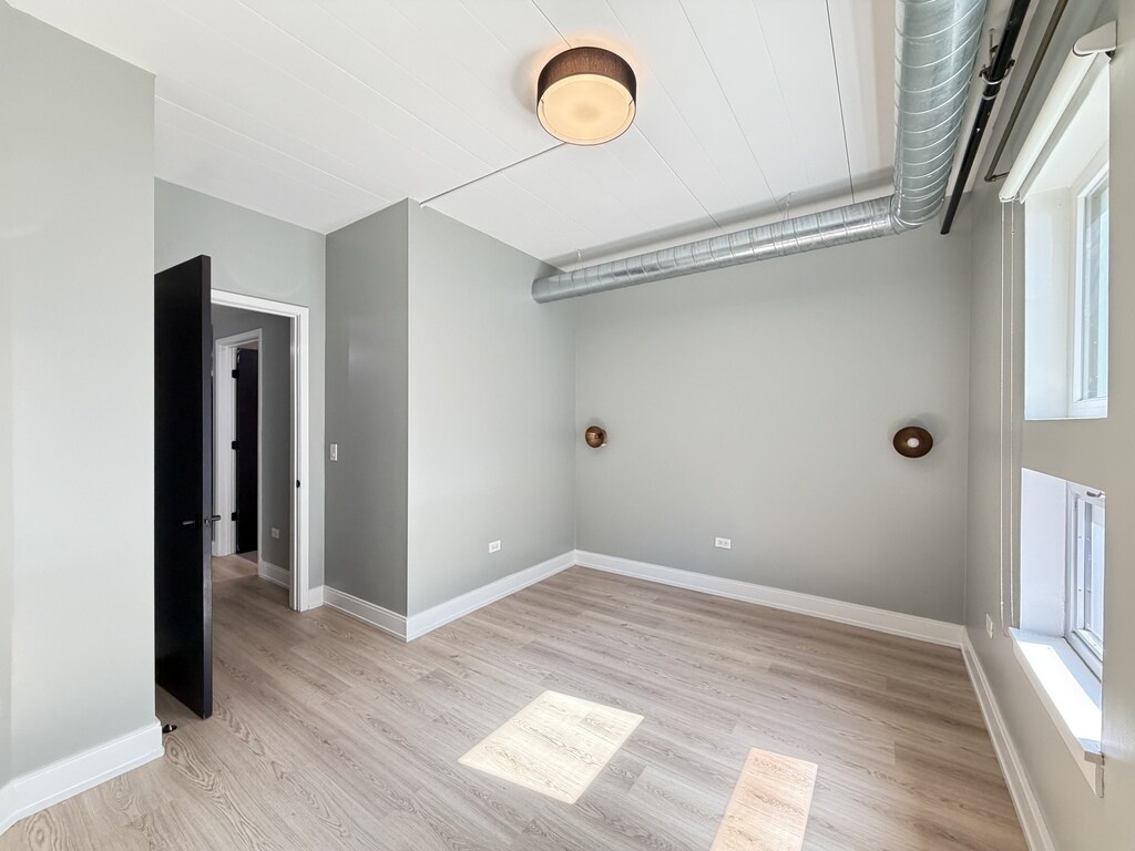 Building Photo - 941 W Belmont Ave