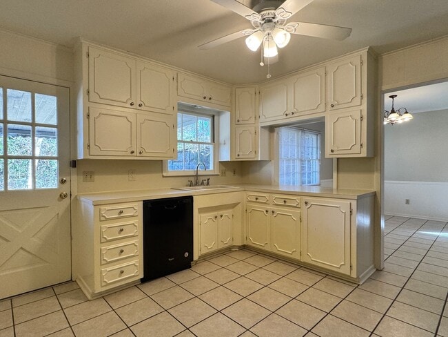 Building Photo - 2810 Roanoke Ln