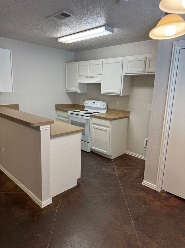 Building Photo - 523 Oakwood Ln