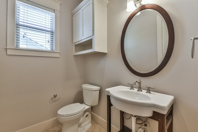 Building Photo - 1030 W 16th St