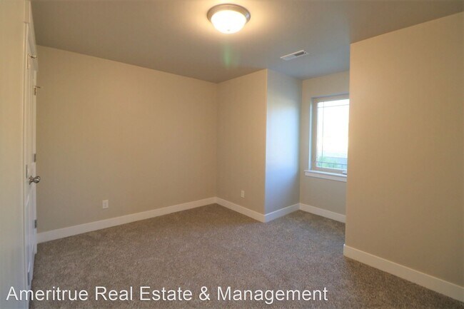 Building Photo - 3 br, 2 bath House - 577 N 220 E