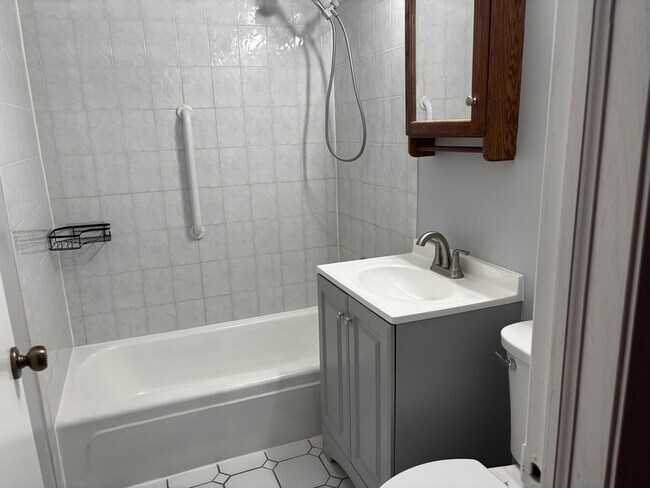 Building Photo - 18 E Old Willow Rd