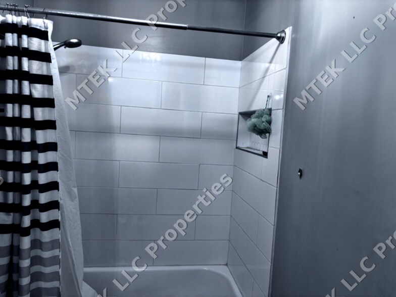 Building Photo - 8 Pinehurst Ct