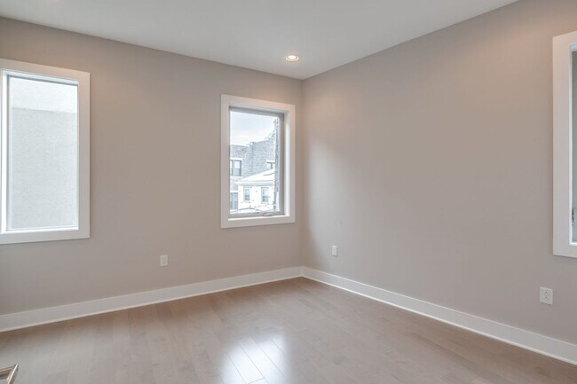 Building Photo - Northern Liberties Townhome with attached Garage