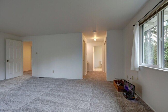 Building Photo - Spacious 4 Bedroom/3ba Bath Bellevue Home Available Now!