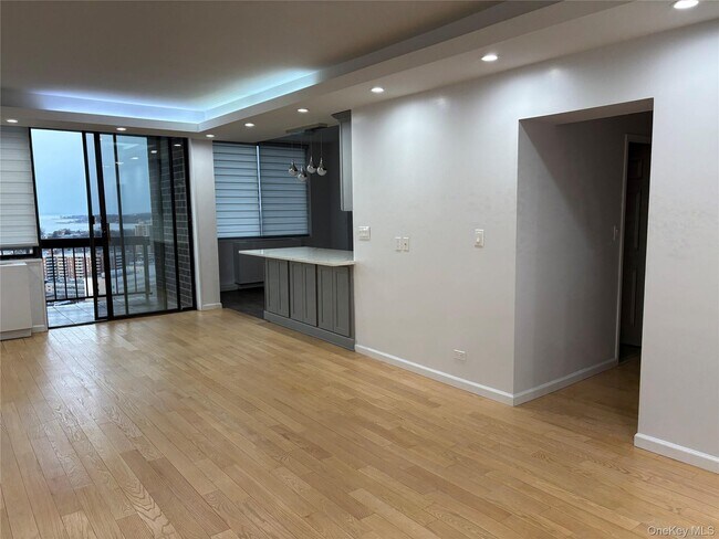 Building Photo - 2 Bay Club Dr