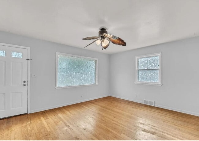 Building Photo - Charming Move-In Ready Home in a Quiet Milwaukee Neighborhood