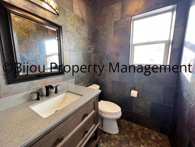 Building Photo - Spacious Country Living!