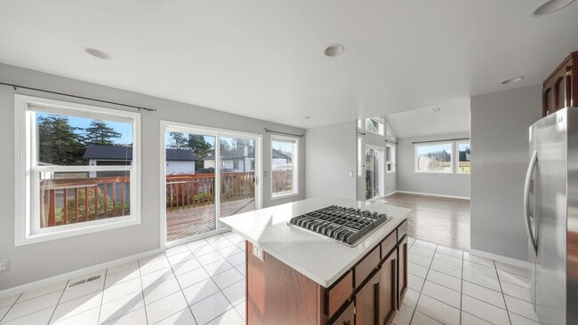 Building Photo - 2 Bed 2.5 Bath - Mowing Included - Pet Friendly - NAS Whidbey