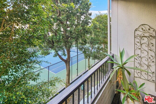 Building Photo - 1100 Alta Loma Rd