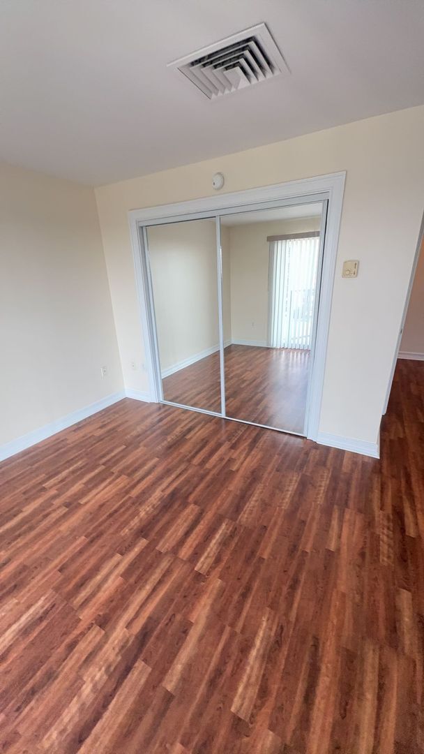 Building Photo - Newly Renovated Condo in the heart of Down...