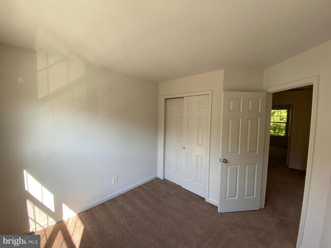 Building Photo - 4249 Normandy Ct