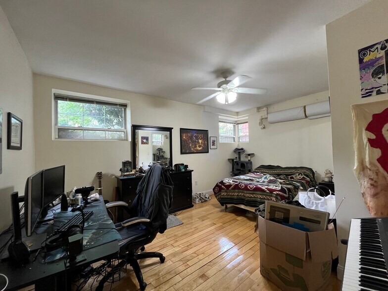 Building Photo - 1559 Beacon St
