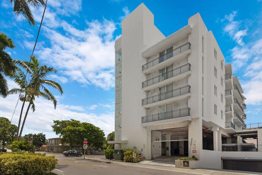 Building Photo - 1710 SW 27th Ave