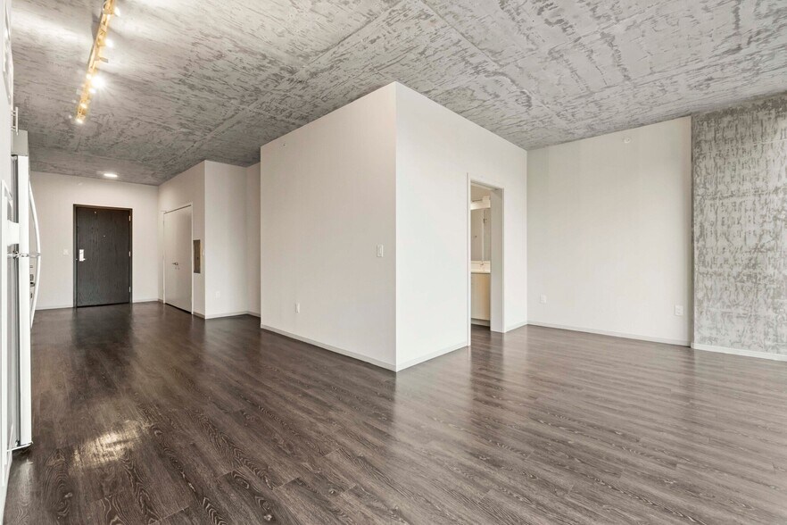 Building Photo - 643 S Clark St