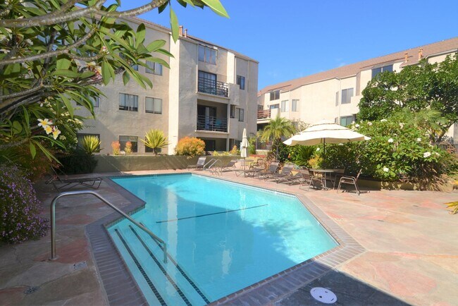 Building Photo - Spacious Lower Level Condo with all the Am...