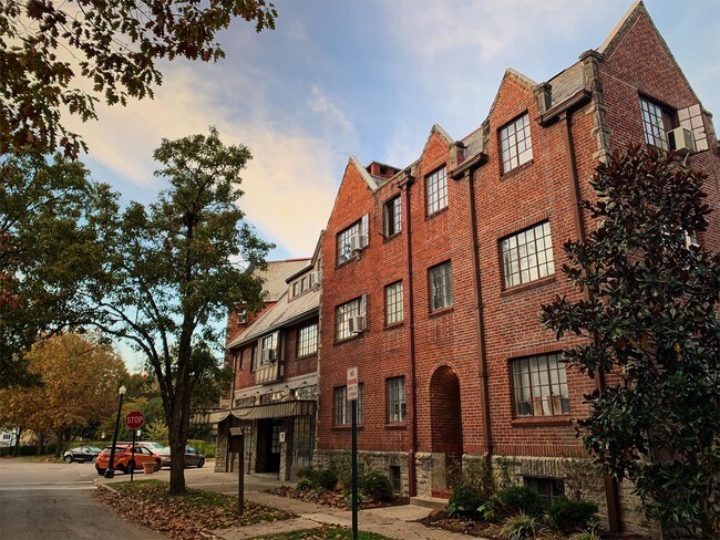 Building Photo - 3901 Oak St