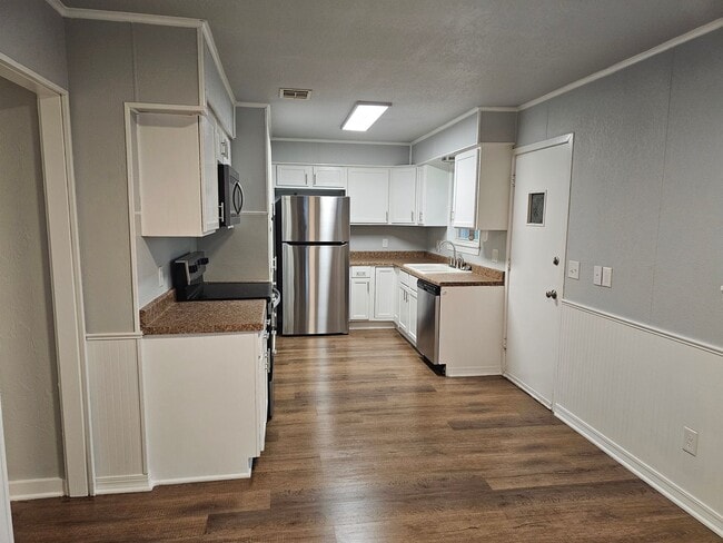 Building Photo - 3 bed 2 bath Newly Renovated Home For Rent