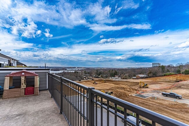 Building Photo - Luxury Townhome with Stunning Views and Pr...