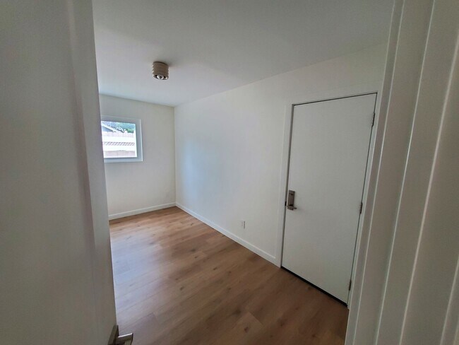 Building Photo - Newly Remodeled 2 Bedroom 1 Bath Back House