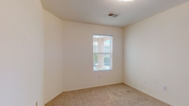 Building Photo - Lovely 3 bedroom home in convenient location.