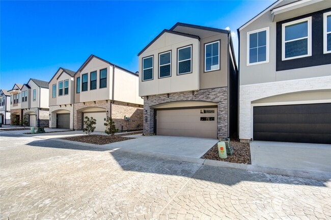 Building Photo - 2919 El Fenice Ln