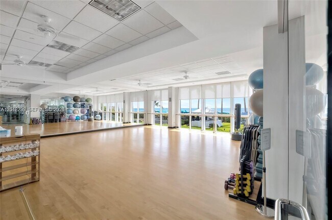 Building Photo - 16425 Collins Ave