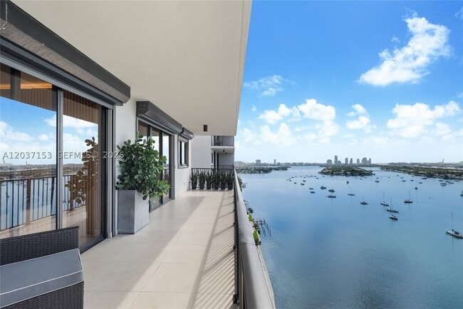 Building Photo - 1000 N Venetian Dr