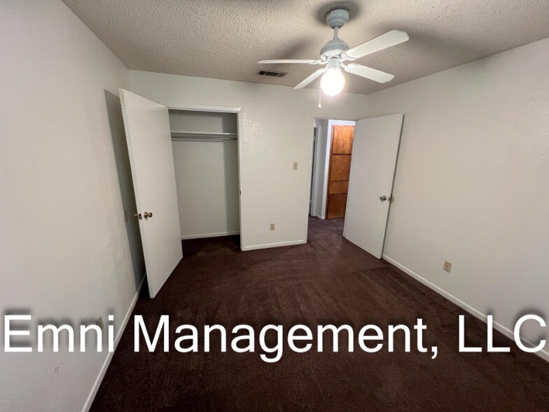 Building Photo - 204 Oak Trail Dr